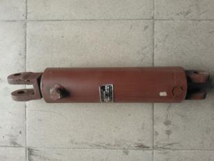 18J壓路機(jī)轉(zhuǎn)向油缸